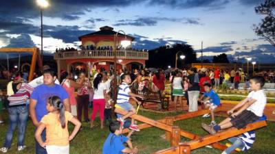 Niños, adultos y ancianos asistieron a la inauguración del parque central.
