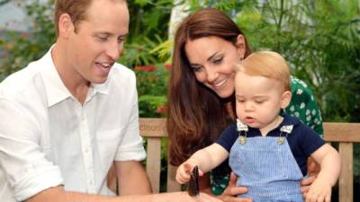 Los duques de Cambridge con su primogénito el príncipe George en su primer año de vida.