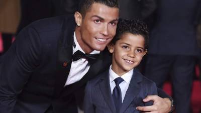 Cristiano Ronaldo protagonizó la alfombra roja durante la presentación de 'Ronaldo' en Londres, el documental que repasa la gloria de la estrella mundial portuguesa. Pero, el futbolista fue eclipsado por su hijo Cristiano Ronaldo Jr.