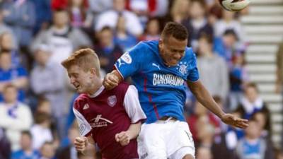 Arnold Peralta salta por el balón con un jugador del Arbroath.