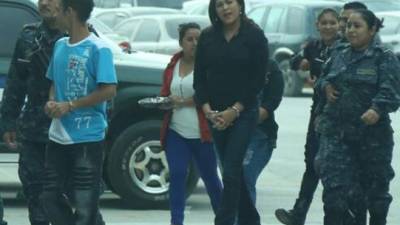 Wendy Vanessa Caballero Reyes es acusada por abuso de autoridad por haber enviado a la cárcel a un menor de edad que junto con otras 14 personas fue detenido en un barco en Trujillo.