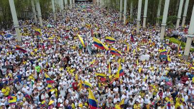 En la mayor demostración de rechazo al presidente colombiano, Gustavo Petro, por la forma como está conduciendo el país, en especial el sector de la salud, miles de personas salieron este domingo a las calles de las principales capitales para exigirle un cambio de rumbo y que los escuche.