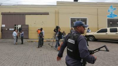 Militares y policías resguardaron las oficinas.