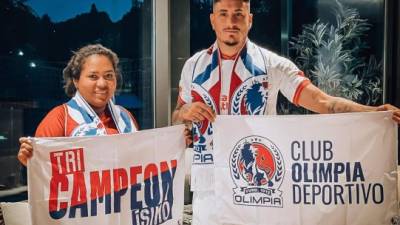 La hondureña Denia Cerrato labora con José María Giménez y ambos posaron con diferentes indumentarias del Olimpia. Foto Twitter Olimpia.