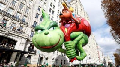 Unos tres millones de personas se congregaron este jueves en Nueva York para observar el tradicional desfile de enormes globos que organiza la cadena comercial Macy's para celebrar el Día de Acción de Gracias, que este año estaba amenazado por el fuerte viento.