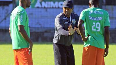 El ex-ariete vivió su primer partido en el banquillo de los esmeraldas.