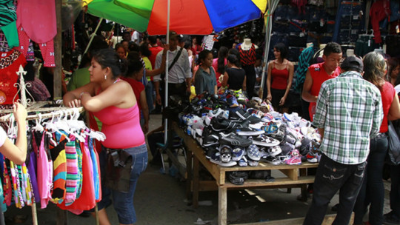 La 6 calle, abajo de la línea, ha sido cerrada por vendedores de ropa y zapatos. Los conductores deben buscar rutas alternas.