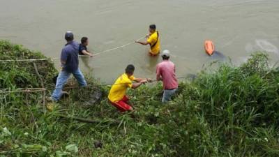 El equipo de rescate acuático del Cuero de Bomberos. Foto cortesía del Cuerpo de Bomberos.