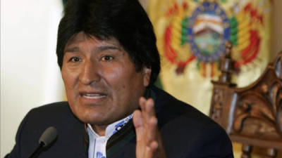 (FILES) In this file photo taken on November 03, 2020 Bolivia's former president Evo Morales waves upon his arrival for a press conference where he announced the start of his trip to Bolivia, in Buenos Aires. - Morales tested positive to COVID-19, confirmed Bolivian Senator for the Movimiento Al Socialismo (MAS) Leonardo Loza on January 13, 2021. (Photo by Emiliano Lasalvia / AFP)