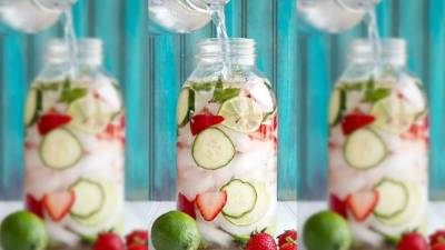 Rodajas de pepino o fresas para decorar.