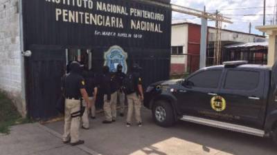 Agentes de la Atic y del Ministerio Público se aprestan a ingresar a la cárcel de Támara.