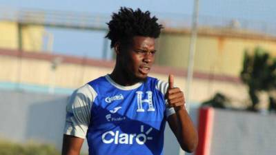 Maylor se desempeña como lateral por la banda derecha.