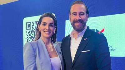 Carlos de la Mota en una imagen junto a su esposa.