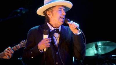 Dylan dijo sentise 'enormemente honrado' por el galardón, si bien no se ha mostrado particularmente ansioso de recibirlo.