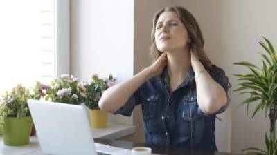Adoptar una mala postura puede producirle dolor de cuello.