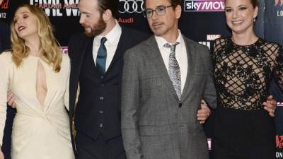 Chris Evans admira la belleza de Elizabeth Olsen.