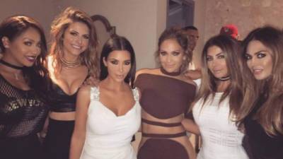 Kim Kardashian junto a Jennifer López y otras de sus amigas.