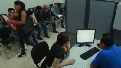 La mayoría de aspirantes que llegan a la oficina del edificio Plaza son jóvenes. Foto: Melvin Cubas.