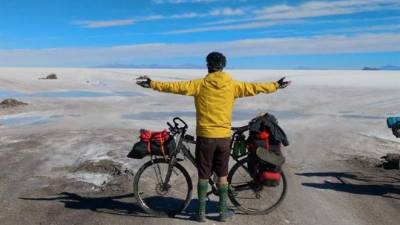 Imagen en el Salar de Uyuni (Bolivia) de Juan Dual, un enfermero español de 31 años que perdió parte del aparato digestivo a causa de un cáncer, recorrió las rutas de Bolivia en bicicleta y se dirige hacia Argentina en una campaña por Latinoamérica para prevenir contra esa enfermedad. EFE/CORTESÍA JUAN DUAL