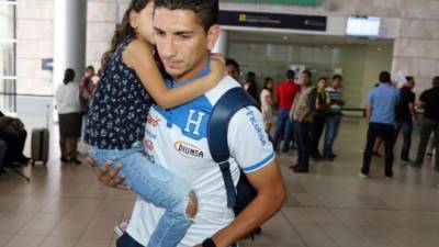 Leverón fue recibida por su hija en el aeropuerto de Tegucigalpa.