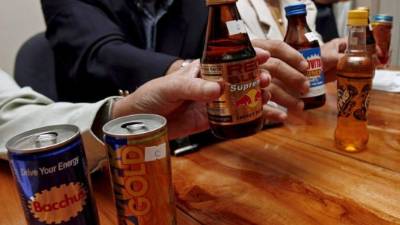 Estas bebidas, que salieron al mercado en la década de 1990, en general tienen un alto contenido de cafeína y azúcares, vitaminas y estimulantes legales de origen vegetal como guaraná o ginkgo biloba, así como la taurina (un aminoácido) y metabolitos como la carnitina. Foto: EFE/Archivo