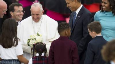 El papa Francisco comparte con una niña, de cerca el presidente Barack Obama.
