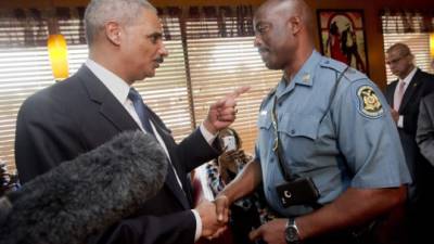 El fiscal general de EUA, Eric Holder, se reunió con Ron Johnson, capitán de la patrulla de carreteras de Misuri.