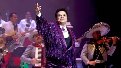 Juan Gabriel falleció a los 66 años a causa de un infarto agudo de miocardio.