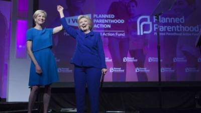 Clinton participó de un evento de la gran organización estadounidense de planificación familiar Planned Parenthood. AFP