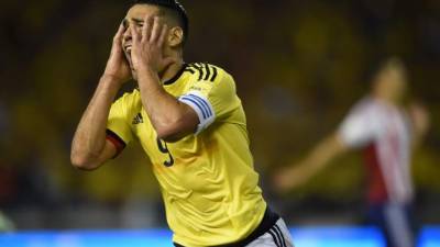 Colombia's Radamel Falcao celebrates after scoring against Paraguay during their 2018 World Cup football qualifier match in Barranquilla, Colombia, on October 5, 2017. / AFP PHOTO / Raul Arboleda