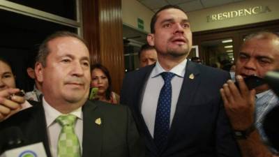 Los diputados Román Villeda y Tomás Zambrano salieron de los tribunales tras comparecer ante los medios.