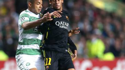 El hondureño Emilio Izaguirre marcando al brasileño Neymar.