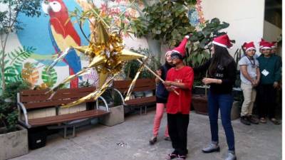 Migrantes partiendo una piñata en Jalisco.