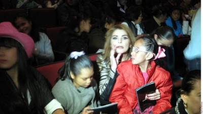 Itatí Cantoral llevó a niñas no videntes a ver la obra 'Anita la huerfanita'.