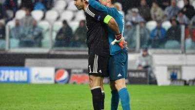 Buffon fue consolado por Cristiano Ronaldo. FOTO AFP.
