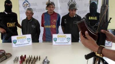 Salvador Pérez Munguía (67), supuesto cabecilla; Salvador Pérez Méndez (30) y Pedro Santos García (25) se les decomisaron un fusil AK 47, un revólver calibre 38, una escopeta 12 y munición.