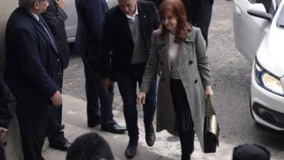Kirchner a su llegada este lunes a los juzgados en Buenos Aires donde enfrenta un juicio por corrupción./AFP.