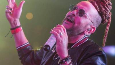 El intérprete de 62 años sigue con su potente voz.