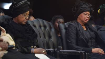 La ex mujer de Mandela, Winnie, y su viuda, Graca Machel.