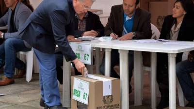 Ex presidente colombiano Alvaro Uribe emita su voto durante la elección presidencial de segunda vuelta el 15 de junio de 2014, en Bogotá. AFP