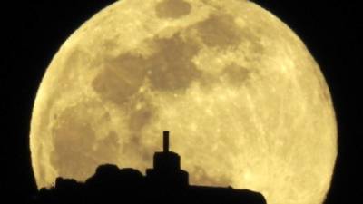 La luna llena sobre el monte Pico Sacro, esa noche a las afueras de Santiago de Compostela. EFE