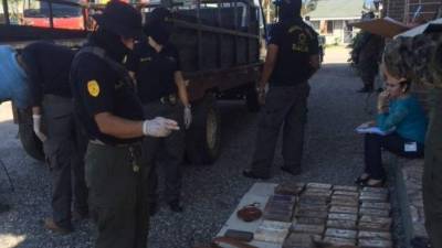 Las autoridades encontraron más droga en el camión.