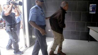 Bográn se mostró con problemas al caminar cuando llegó ayer a los juzgados y medicina forense.
