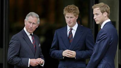 El Rey Carlos III y sus hijos el príncipe William y príncipe Harry captados el 31 de Agosto del año 2007, durante los Serviciosde Acción de Gracias por la vida de Diana, Princesa de Gales, en la Capilla de los Guardias, en Londres.