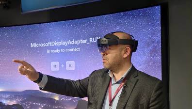 Adobe señala que la Realidad Virtual (RV) y la Realidad Aumentada (RA) convergen en la Realidad Mixta y hace referencia a los entornos en los que los sujetos y objetos reales y virtuales interactúan en tiempo real.