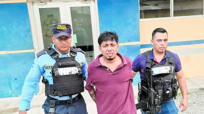 Óscar Flores fue detenido por agentes policiales.