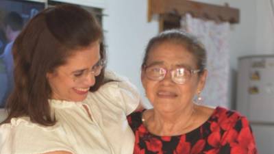 Fotografía de la precandidata presidencial, Rixi Moncada, junto a su madre María Elena Godoy de Moncada.