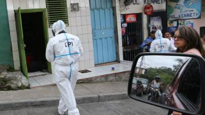 El cadáver estaba tirado en la entrada de la vivienda.