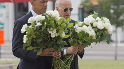 El mandatario y su vicepresidente Joe Biden depositaron en rosas en un pequeño monumento. AFP