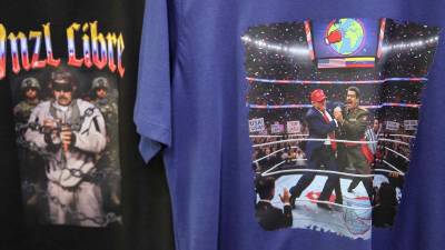 Las imágenes de la captura del presidente de Venezuela, Nicolás Maduro, han pasado a estamparse en camisetas y prendas de vestir, diseños que se han puesto de moda entre la comunidad venezolana residente en Perú para celebrar este acontecimiento de su país. Fotos: EFE